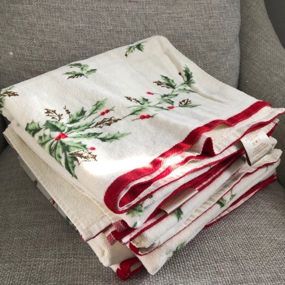 Set Of Holiday Bath Towels